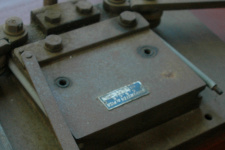 L’utensile originale per piegare i manici dei telaietti, prima del restauro