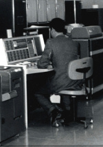 La sala dell’IBM 7090 al CNUCE, in fondo la stampante 1403 e il lettore di schede 1402